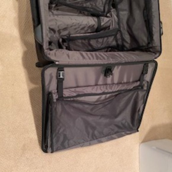 Oversized Tumi travel bag - Picture 3 of 8